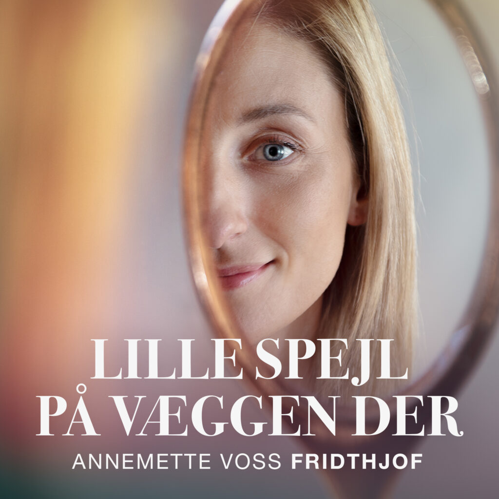 Lille-spejl-på-væggen-der